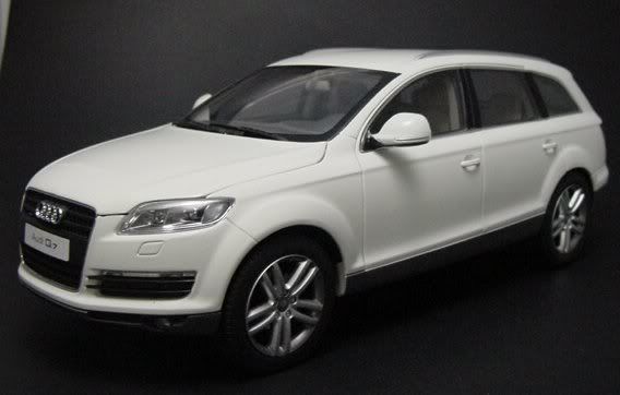 Kyosho Audi Q7 White 118 Item code 09221W Scale 118 Model Audi Q7