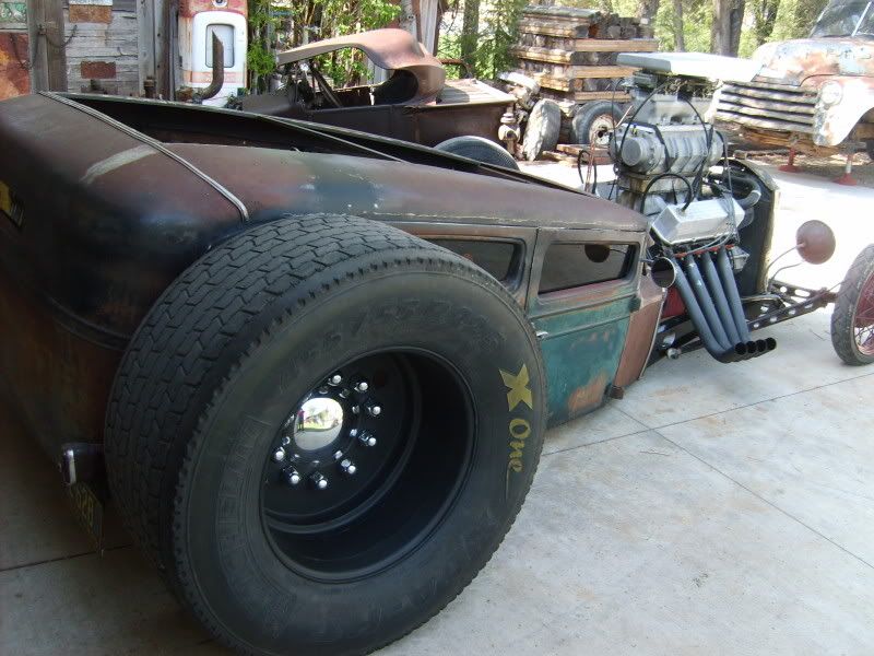http://i630.photobucket.com/albums/uu21/stonerfuzz/Blown_29_Rat_Rod_955.jpg