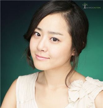 Moon Geun Yeong : 20 y.o, Il Woo's friend. A lady like girl. Nothing about her is bad.
