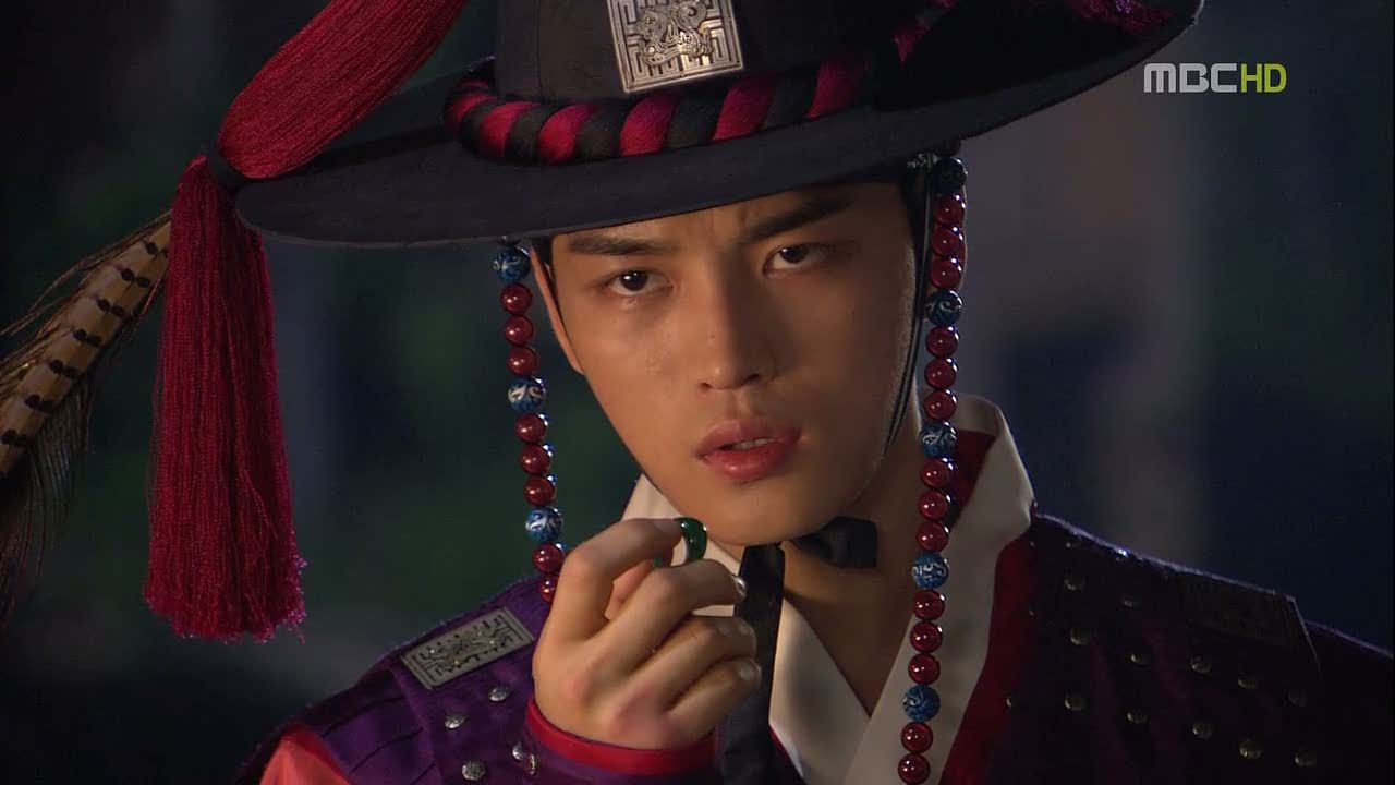 On a deserted street, Kyung-tak angrily throws away the <b>jade ring</b> he was to <b>...</b> - jin15-00620