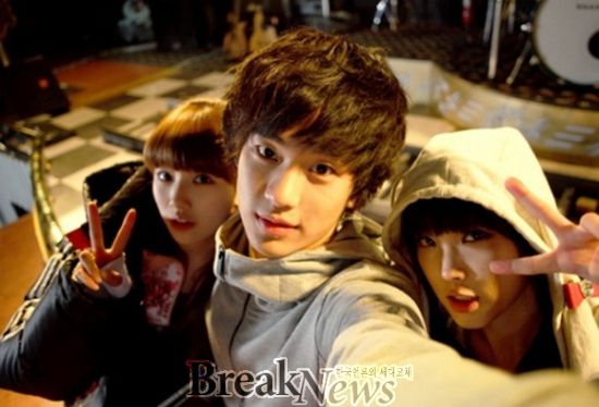 Cuteness abounds on the set of Dream High