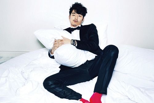 Gong Yoo nearly splits his pants for High Cut