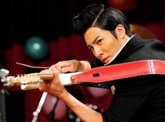 Noh Min-woo rocks out