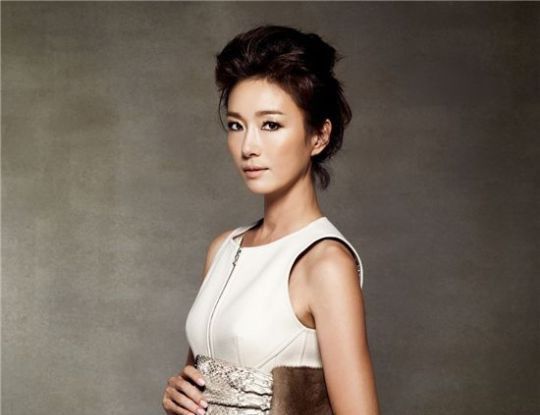 Oh Yeon-soo’s polished look in fashion shoot