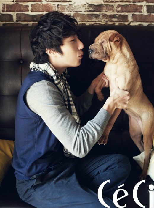Jung Il-woo with his new puppy for Céci