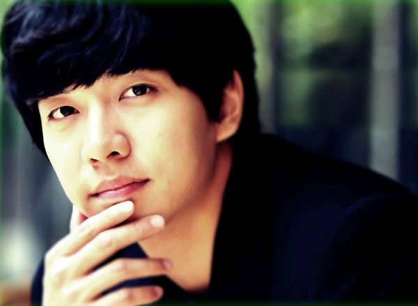 Lee Seung-gi to fly solo on Strong Heart