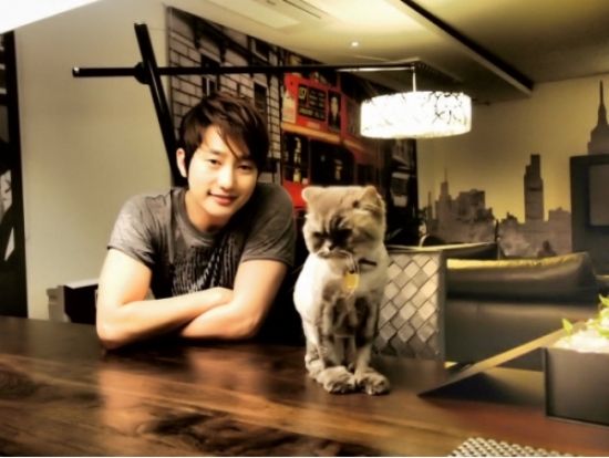 Cute Park Shi-hoo and cute kitty looking cute