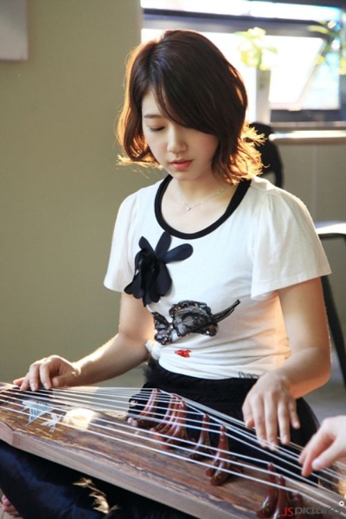 Park Shin-hye learns the gayageum